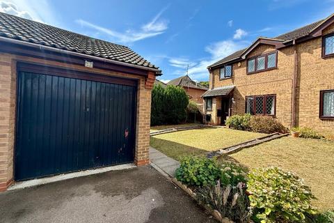4 bed property, in Launton Close, £390,000
