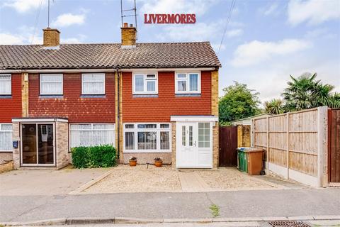 3 bed property, in Stour Road, £425,000