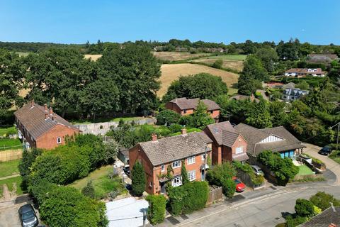 2 bed property, in Gomms Wood Close, £499,950