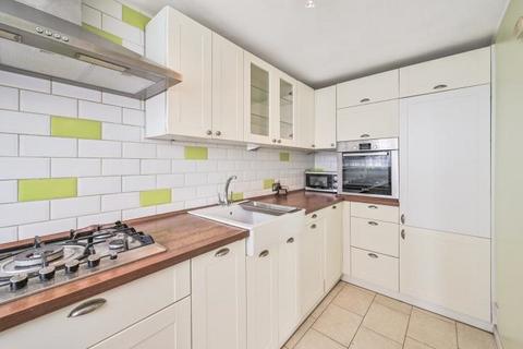 1 bed property, in Midwood Close, £250,000