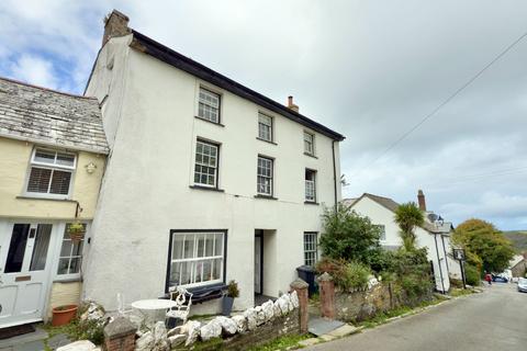 1 bed property, in High Street, £120,000