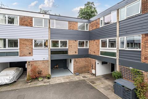 3 bed property, in High Point, £695,000