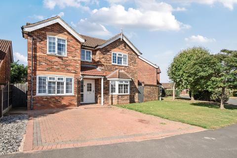 4 bed property, in Pippin Close, £385,000