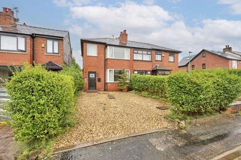 2 bed property, in Chorley Road, £200,000