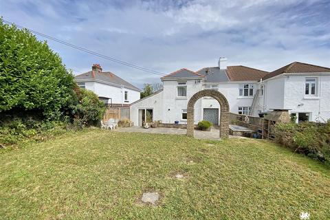 3 bed property, in Crowhill, £230,000
