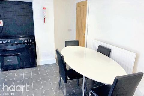 6 bed property, in Langdale Terrace, £250,000