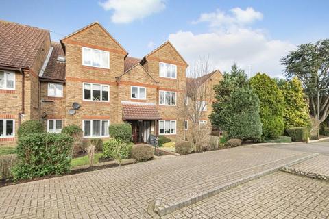 2 bed property, in Kempton Avenue, £320,000