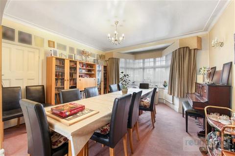 5 bed property, in Colindeep Gardens, £825,000
