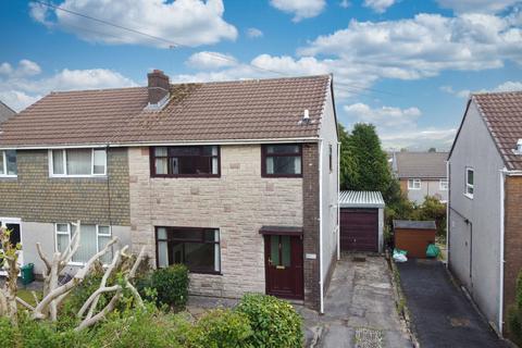 3 bed property, in Heol Caerlan, £215,000