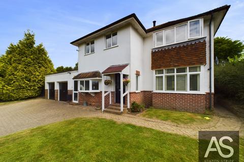 3 bed property, in Staplecross, £500,000