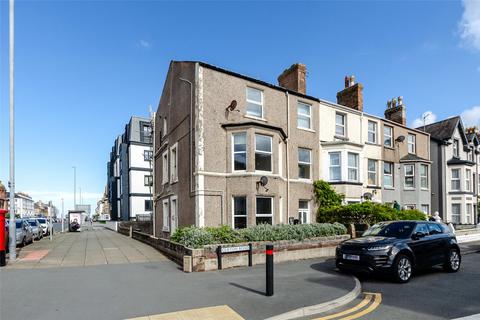 2 bed property, in Clifton Road, £70,000
