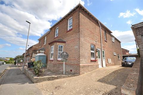 2 bed property, in Mountain Ash Road, £165,000