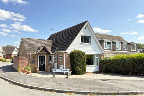 3 bed property, in Chestnut Close, £306,000