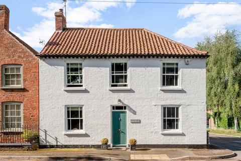 4 bed property, in Loughbon, £475,000