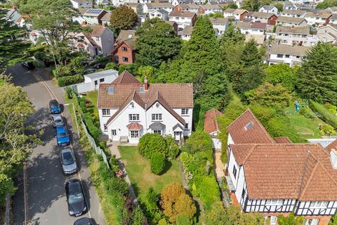 3 bed property, in Caswell Road, £465,000