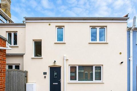 2 bed property, in Corner Street, £320,000