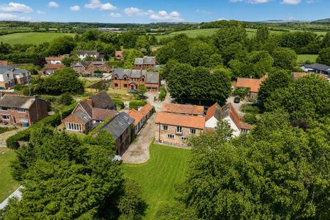 5 bed property, in Burnby, £625,000