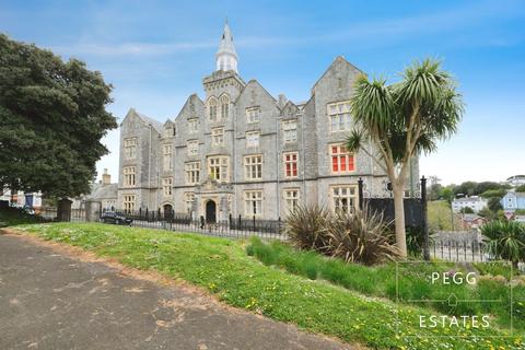 2 bed property, in Castle Chambers, £140,000