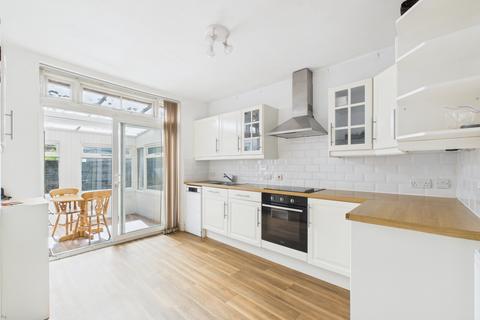 2 bed property, in Grove Road, £375,000