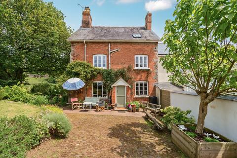 4 bed property, in Washfield, £550,000