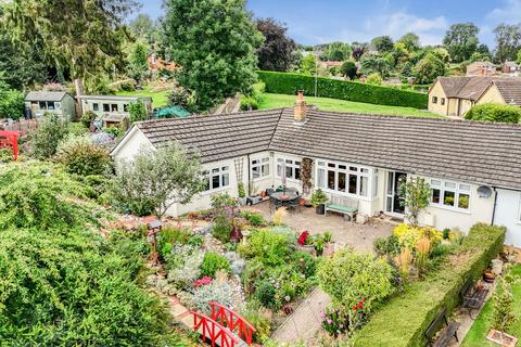 4 bed property, in Vicarage Hill, £500,000