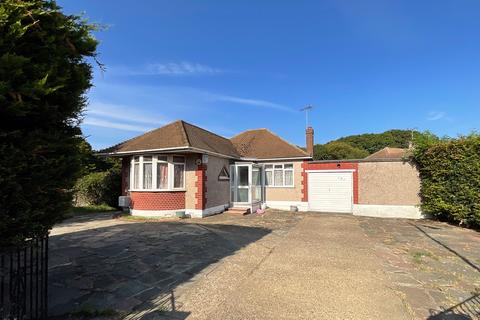 2 bed property, in The Fairway, £399,000