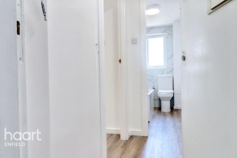 1 bed property, in Woodfield Close, £235,000