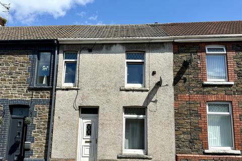 3 bed property, in Cross Street, £80,000