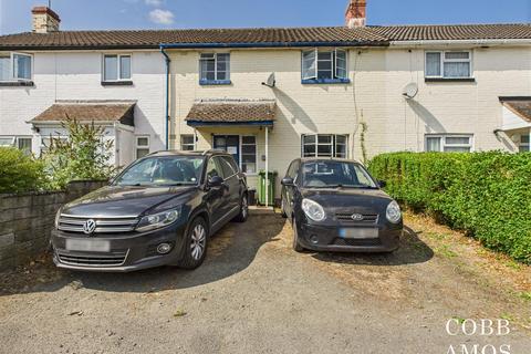 3 bed property, in Green Elms, £200,000