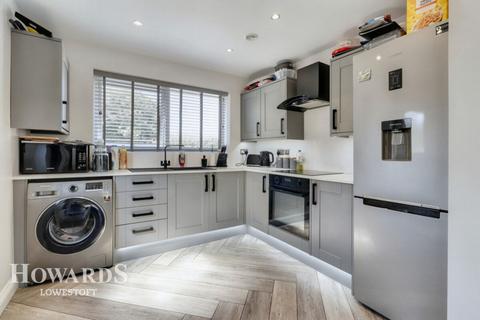 3 bed property, in Somerleyton Road, £265,000