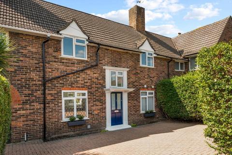 4 bed property, in Haynt Walk, £775,000