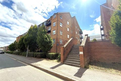2 bed property, in Holly Street, £170,000