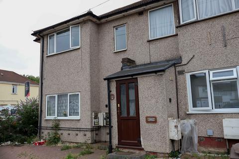 2 bed property, in Oval Road South, £207,000