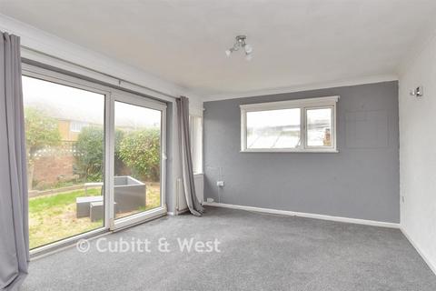 3 bed property, in Seaview Road, £375,000