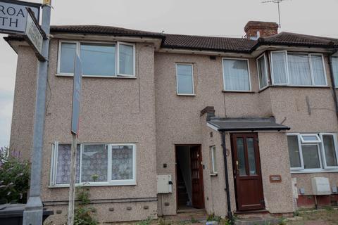 2 bed property, in Oval Road South, £200,000