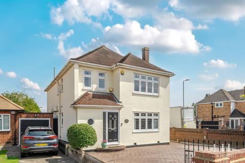 4 bed property, in Lynkay, £750,000