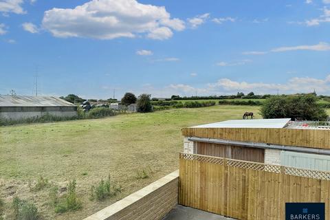 3 bed property, in Peep Green Road, £290,000