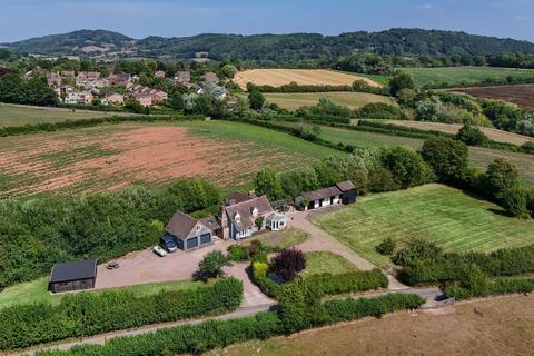 4 bed property, in Whitbourne, £725,000