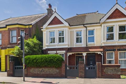 4 bed property, in Broadwater Road, £525,000