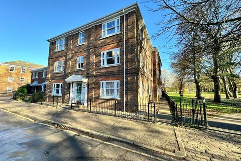 1 bed property, in County Court Road, £90,000