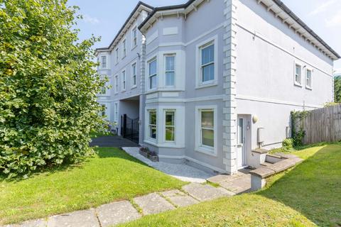 2 bed property, in St. Georges Court, £499,950