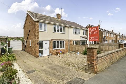 3 bed property, in Newport Avenue, £190,000