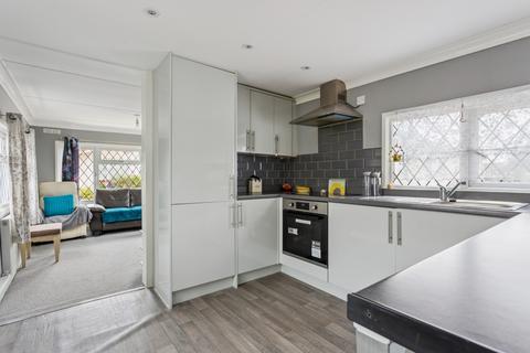 2 bed property, in Thorney Mill Road, £135,000