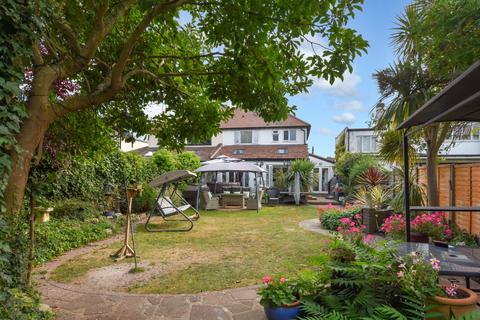 3 bed property, in St. Andrews Road, £585,000