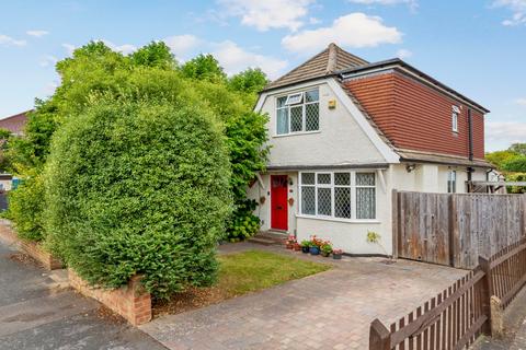 4 bed property, in Cottimore Crescent, £679,950