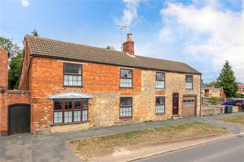 5 bed property, in High Street, £385,000