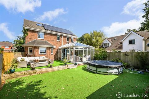 4 bed property, in Nutfield Road, £595,000