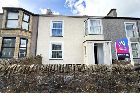 3 bed property, in High Street, £165,000
