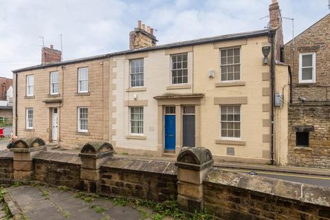 2 bed property, in Hallgate, £190,000