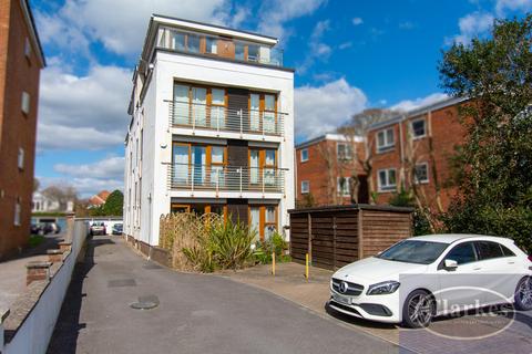 2 bed property, in Park Towers, £190,000